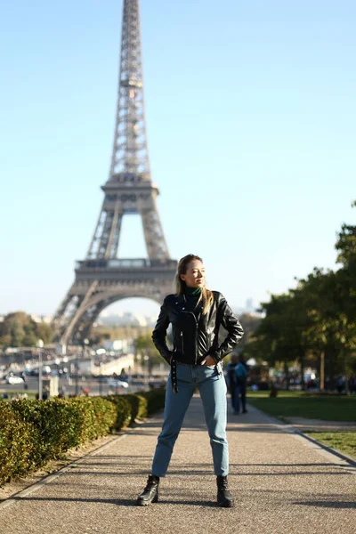 Young woman standing near Eiffel Tower in Paris, France. — Stock Photo, Image