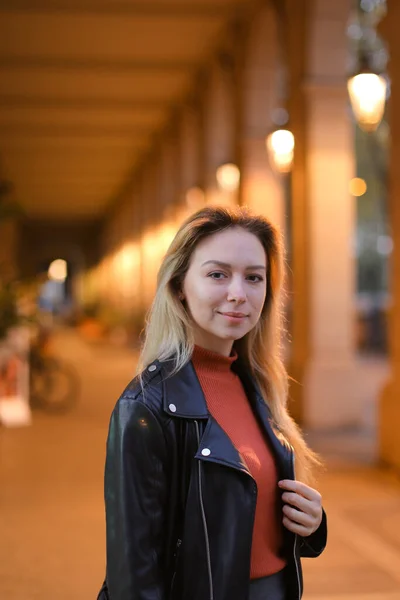 Jeune fille caucasienne debout près de nombreux arcs avec des lanternes jaunes. — Photo