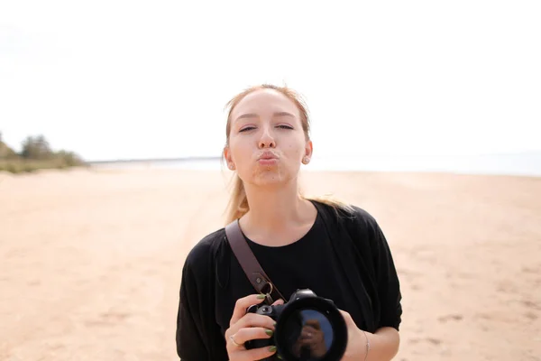 Retrato de mujer joven con cámara en la playa. —  Fotos de Stock