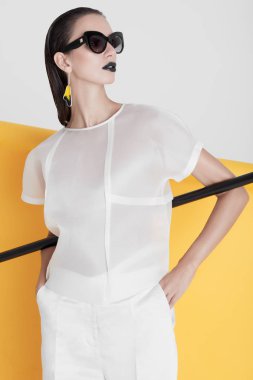 Beyaz ve siyah görünümde Vogue modeli