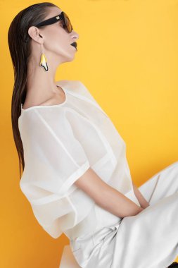 Sarı şehvetli vogue modeli