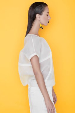 Sarı üzerinde duygusuz moda modeli