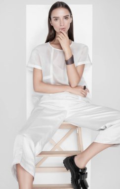 Beyaz giyim şehvetli esmer