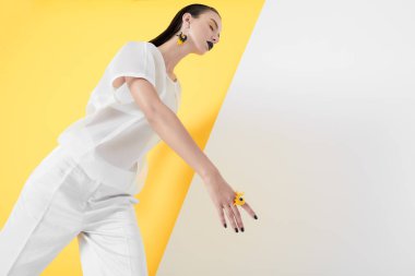 Renkli arka planda moda duygusuz modeli