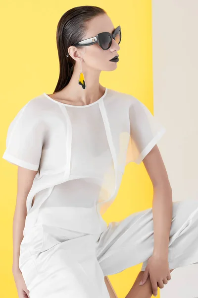 Sebevědomý model Vogue v bílém — Stock fotografie
