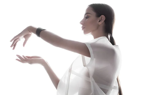 Mladý smyslný model v futuristickém oblečení na bílém — Stock fotografie