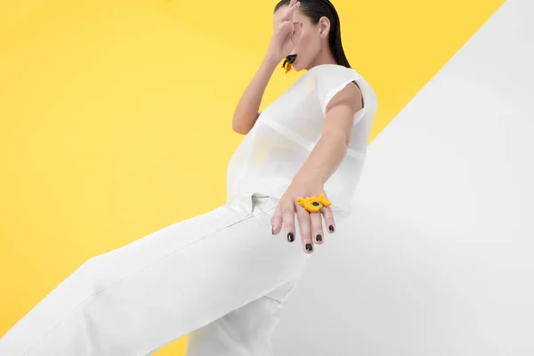 Vogue model v bílém plášti — Stock fotografie
