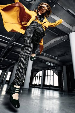 Tulum giymiş genç bir kadın.