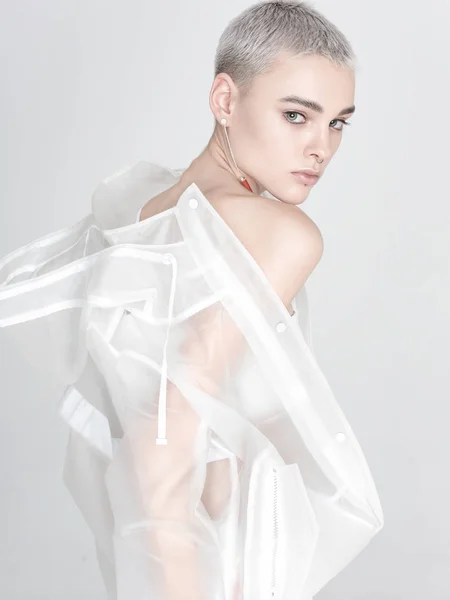 Mladý model obléká transparentní bundu — Stock fotografie
