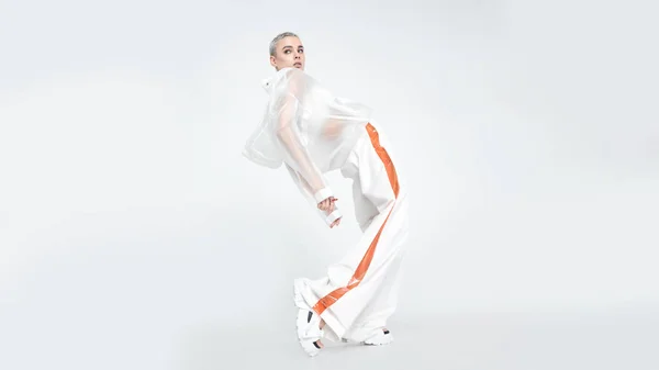 Smyslná futuristická dáma tančí a dívá se jinam — Stock fotografie