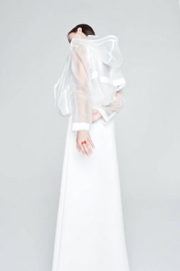 Yüzük takan genç bir kadın, şeffaf ceket giyiyor.