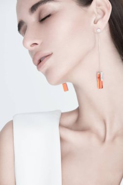 Gözü kapalı genç moda bir kadın.