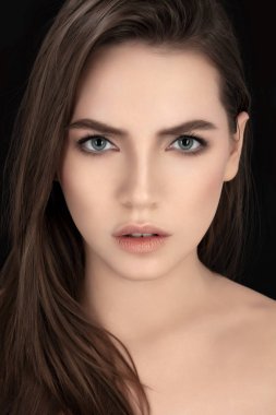 Kamera bakarak ciddi inanılmaz model