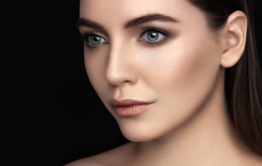 Parlak cilt ile şehvetli model