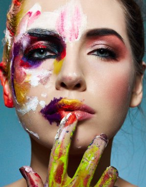 Güzel yaratıcı renkli model kamera bakıyor