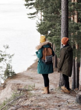 Ormanın yakınındaki uçurumun kenarında duran gençler