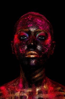 Renkli yüzlü model