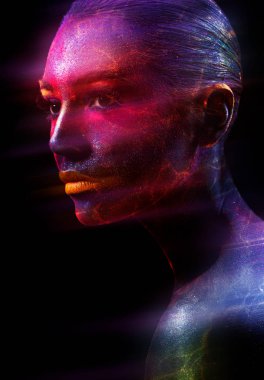 Siyah arka plan üzerinde renkli damarları ile Gölgeli kadın 