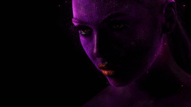 Koyu mor tenli gizemli kadın