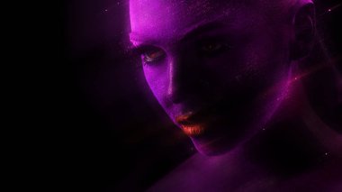 Koyu mor tenli gizemli kadın