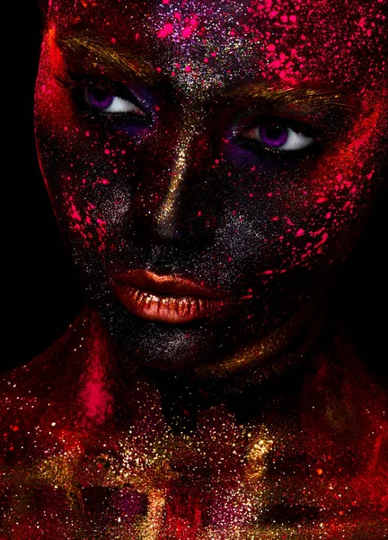 Žena s tmavě zbarvená tváří v třpytu — Stock fotografie