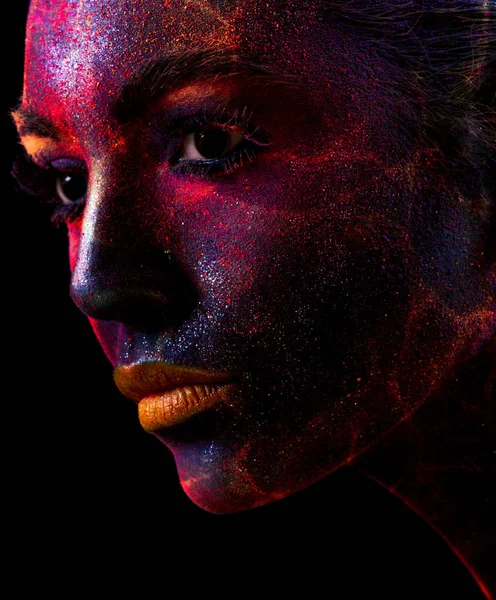 Smyslná žena s tmavou třpytivou tváří — Stock fotografie