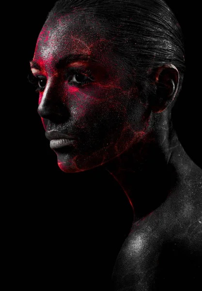 顔に赤い飛沫を持つ暗い女性 — ストック写真