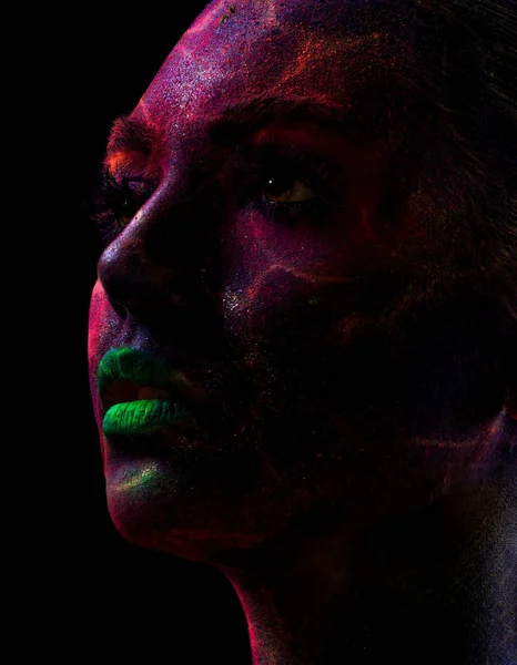 Žena s tmavě pomalovanou tváří ve stínu — Stock fotografie