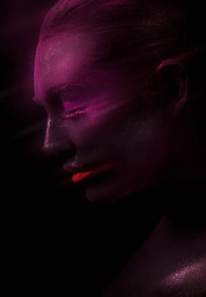 紫色の顔と赤い唇を持つモデル ストックフォト