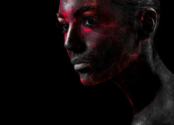 赤い静脈に黒い塗装された顔を持つ女性 ストックフォト