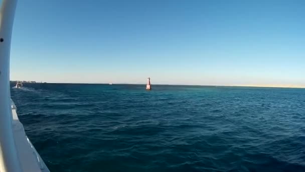 Rejs statkiem na łódkę przyjemności w Red Seamark — Wideo stockowe