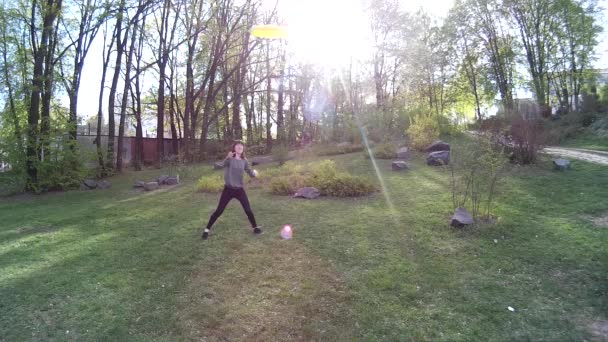 Menina bonita jogando frisbee em um parque 2 — Vídeo de Stock