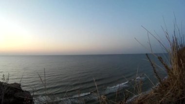 Sabah dalgalar deniz cliff üzerinde