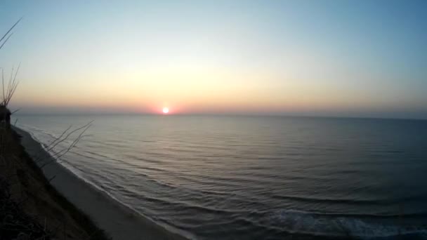 Восход солнца на морском утёсе — стоковое видео