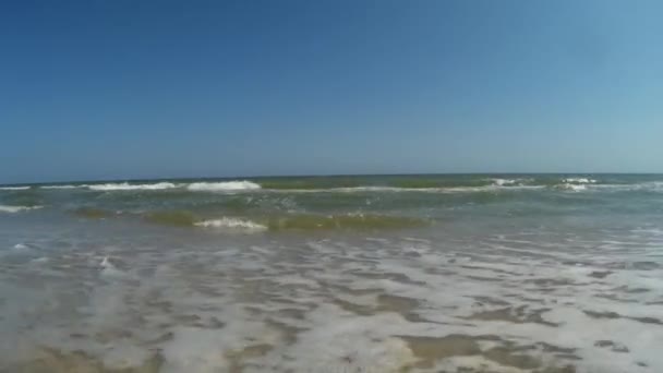 Joven caminando por la playa 2 — Vídeos de Stock
