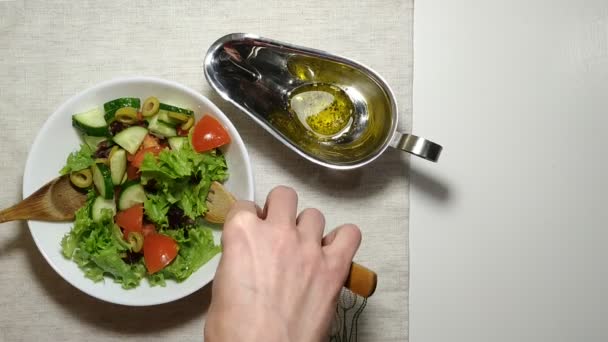 Att göra vegetarisk sallad ovanifrån blanda ingredienser — Stockvideo