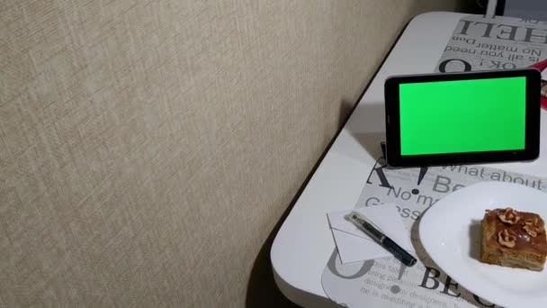 Tablet με πράσινη οθόνη στο καφέ — Αρχείο Βίντεο