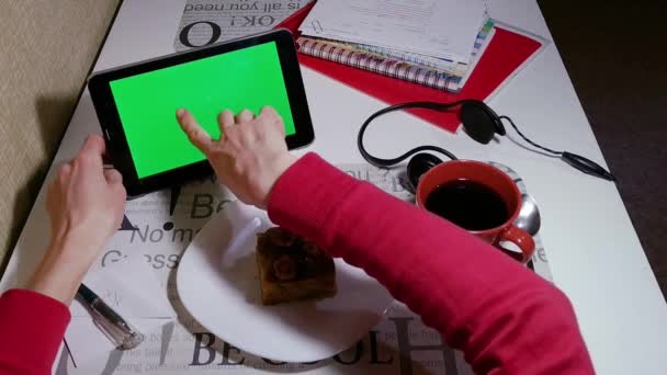 Mujer trabaja en la pantalla verde tableta en la cafetería — Vídeo de stock