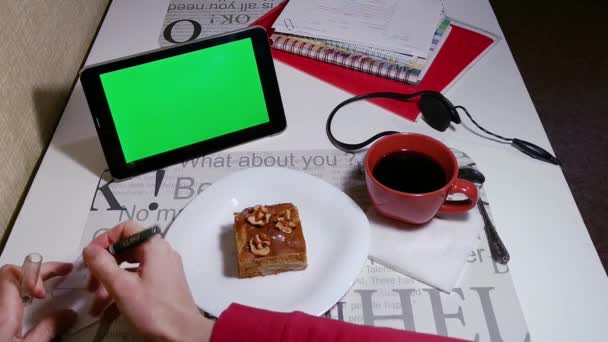 Mulher escreve em uma tela verde tablet papel — Vídeo de Stock