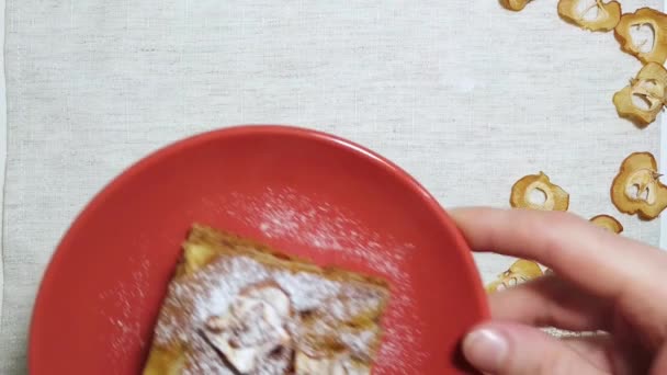 Apfelkuchen auf rotem Teller serviert mit Löffel — Stockvideo
