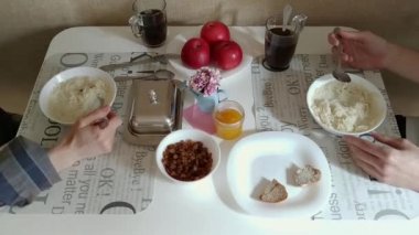 Kahvaltı birlikte zaman atlamalı genç Çift