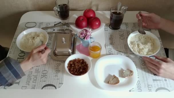 Молодая пара завтракает вместе время истекает — стоковое видео