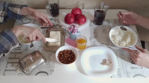 Молодая пара завтракает вместе по утрам — стоковое видео