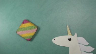 Tek boynuzlu at tatlı gökkuşağı kek yiyor ve mutlu tatlı vibes çizgi film stop motion animasyon minimal sanatı oldu