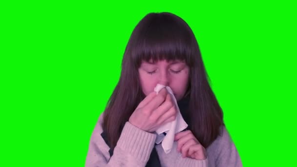 Молодая Белая Кавказская Девушка Сморкающаяся Зеленый Экран Уходящая — стоковое видео