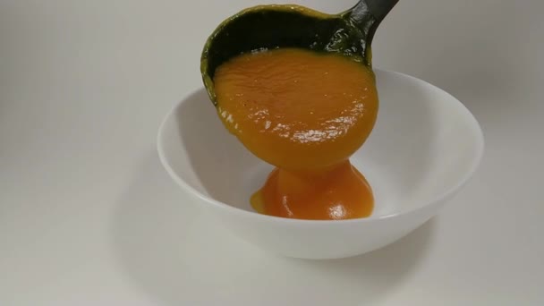 奶油南瓜汤从汤包倒进白盘 — 图库视频影像