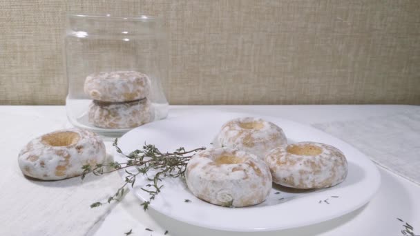 Mujer mano toma panes de jengibre tortas de miel — Vídeos de Stock