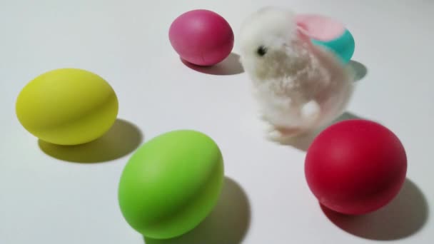 Windup mechanical bunny hop between easter eggs 1 — Vídeo de Stock