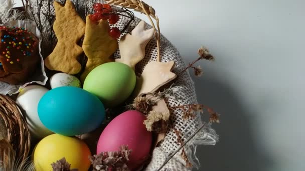 Cesta de Pascua con huevos pastel flor seca revelar — Vídeo de stock