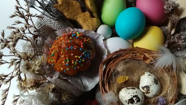 Osterkorb mit Eiern Kuchen getrocknete Blume Rotation — Stockvideo